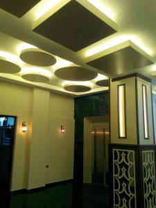 フェティエにあるMalahit Exclusive City Hotelの天井の明かり付きの部屋