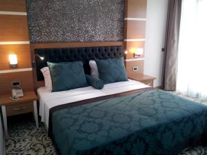 Malahit Exclusive City Hotelにあるベッド