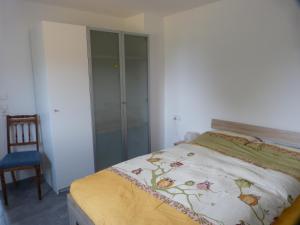 um quarto com uma cama e um armário de vidro em Ferienwohnung am Hirtenpfad em Lenzkirch