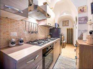 una grande cucina con piano cottura e forno di Dimora luxury Santa Lucia Apartaments a Galatone