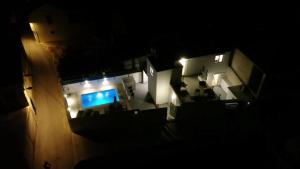 TV a/nebo společenská místnost v ubytování House Kala N29