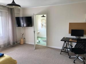 TV a/nebo společenská místnost v ubytování Work & Sleep with sauna