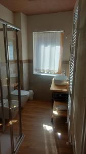 y baño con bañera, aseo y lavamanos. en Appartamenti il Bersaio Alloggio 1 en Sambuco