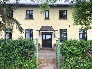 una casa con una porta nera davanti di Work & Sleep with sauna a Võru