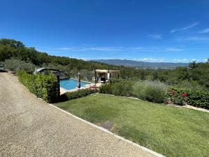 um quintal com uma piscina e um jardim em Casa di Campagna Pianelli em Pergine Valdarno