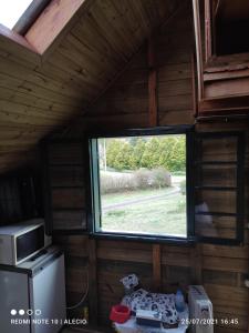 um quarto com uma janela num camarote em cabanasluar em São Francisco de Paula