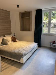 una camera con letto e finestra di Apartments Hidden paradise Rovinj a Rovigno (Rovinj)