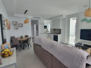 salon z kanapą i kuchnią ze stołem w obiekcie Bayview Hills - Balcón del Mediterráneo w mieście Torrox