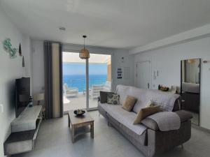 salon z kanapą i widokiem na ocean w obiekcie Bayview Hills - Balcón del Mediterráneo w mieście Torrox