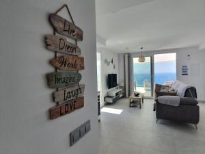 Telewizja i/lub zestaw kina domowego w obiekcie Bayview Hills - Balcón del Mediterráneo