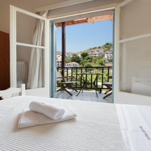 a bedroom with a bed with a view of a balcony at Pansion Martha in Agios Ioannis Pelio