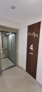 einen Flur mit Tür mit Nummer vier drauf in der Unterkunft Apartman VARENICA in Doboj