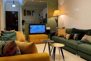 Μια τηλεόραση ή/και κέντρο ψυχαγωγίας στο Appartement AL Boughaze vue sur Mer