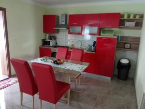 Kitchen o kitchenette sa Apartman Karmen Gospić