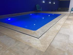 Bazén v ubytování Hawaii piscine-pool nebo v jeho okolí