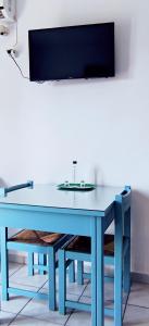 レティムノ・タウンにあるFouli Studios & Apartmentsの青いテーブル