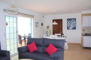 ラ・オリーバにあるVilla Chennai by Privilege Bayのリビングルーム(赤い枕と青いソファ付)