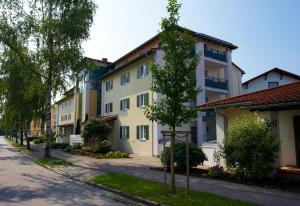 eine Reihe von Apartmenthäusern auf einer Straße in der Unterkunft Apart-Hotel Pension Roßmayer in Bad Füssing