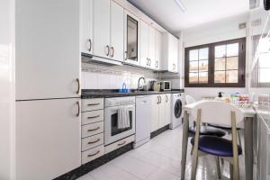 A kitchen or kitchenette at Apartamento Caño Badillo - Plaza Mayor - leonapartamentos