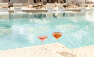 Calabash Hotel内部或周边的泳池