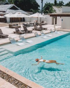 Calabash Hotel内部或周边的泳池