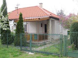 een klein wit huis met een rood dak bij Holiday home in Fonyod/Balaton 18585 in Fonyód