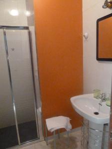 a bathroom with a sink and a shower at Alojamiento VuT Rupurupay A in Aldeadávila de la Ribera