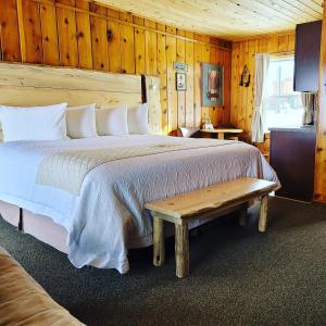 Llit o llits en una habitació de Alpine Lodge