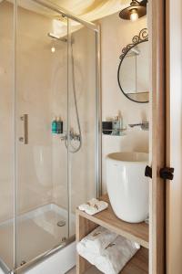 Et badeværelse på Abeille Maison Glamping Resort Zlatni Rat -Adults Only