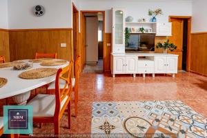 a kitchen and dining room with a table and chairs at Casa Ignacita VV in Las Palmas de Gran Canaria