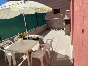 Pati o zona exterior de La Casita Alere en Playa Carnota con patio y barbacoa