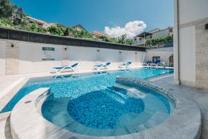 Bazén v ubytování Barjaktar - Luxury Suites & SPA nebo v jeho okolí