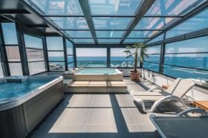 Bazén v ubytování Barjaktar - Luxury Suites & SPA nebo v jeho okolí