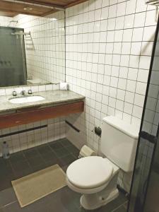 łazienka z toaletą i umywalką w obiekcie Sol Vitória Marina - Mahi Mahi - Corredor da Vitória w mieście Salvador
