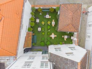 una vista aérea de un patio con plantas y edificios en Hotel Ter Brughe by CW Hotel Collection, en Brujas