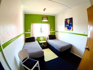 
A bed or beds in a room at Ducks & Drakes Boutique Motel & Backpackers
