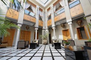 - un hall d'un hôtel avec des tables et des chaises dans l'établissement Riad L'Etoile D'Orient, à Marrakech