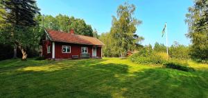 Zahrada ubytování Lidsbergs torp i Ölme från år 1910 Ett eget mysigt torp med kakelugn, lågt i tak, sovrum med dubbelsäng och 2 enkelsängar på loft med snedtak bäddsoffa i v-rum trädgård med gasgrill