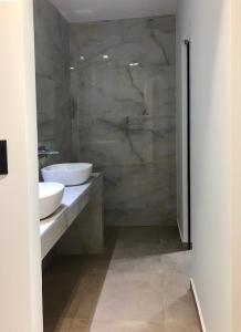 Koupelna v ubytování blue sea suites