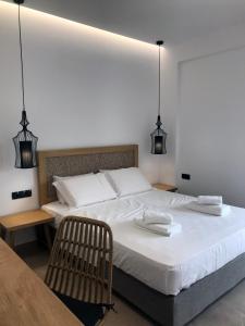 Postel nebo postele na pokoji v ubytování blue sea suites