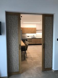 Kuchyň nebo kuchyňský kout v ubytování blue sea suites