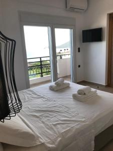 Postel nebo postele na pokoji v ubytování blue sea suites