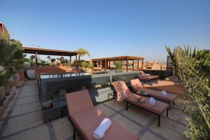 un patio en la azotea con sofás y una piscina en Riad L'Etoile D'Orient, en Marrakech