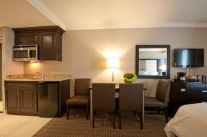 A kitchen or kitchenette at Visitor's Inn