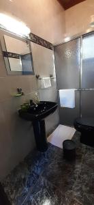 Un baño con lavabo y ducha con inodoro. en Pousada Pedacinho do Ceu suite Giulia 4, en Cunha 41 fotos más
