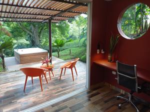 a room with a patio with a table and chairs at Tierra Negra Suite in Pereira