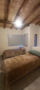 een kamer met 2 bedden en een licht aan het plafond bij Lo del Chango in Purmamarca