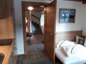 ein Wohnzimmer mit Sofa und Flur in der Unterkunft Petter 1 in Tobadill