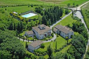 una vista aérea de una finca con una mansión en Borgo della Meliana Gambassi Terme, en Gambassi Terme