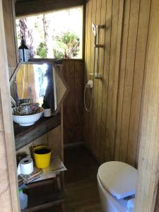Kylpyhuone majoituspaikassa Golden Bay Glamping